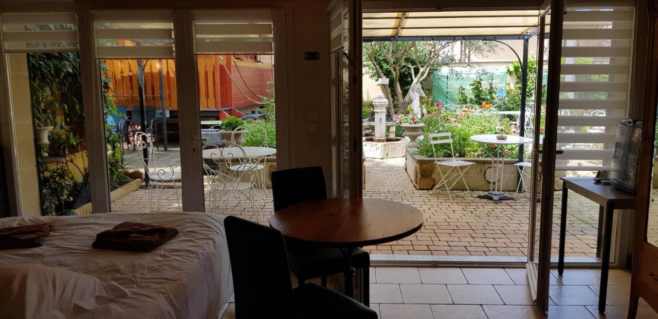 Maison D'Hotes Et Roulotte" Le 6 Bis" Romans-sur-Isère Buitenkant foto